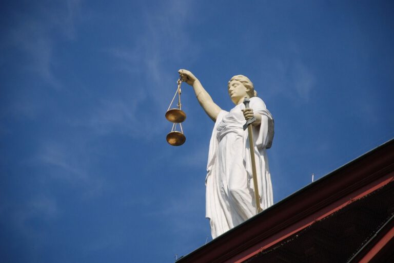 Kölner Stadt-Anzeiger: Ex-Präsident des NRW-Verfassungsgerichtshofs macht Karlsruhe mitverantwortlich für Erstarken des Rechtextremismus