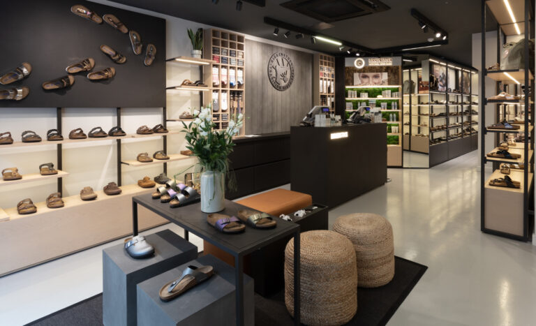 Birkenstock vergrößert seinen Fußabdruck im Herzen der britischen Modemetropole Neue Stores auf Carnaby Street und im Westfield Shopping Center eröffnet