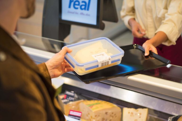 Frisches in die Mehrwegdose Ab sofort macht real es den Kunden noch einfacher, mit Mehrwegdosen an den Bedientheken einzukaufen