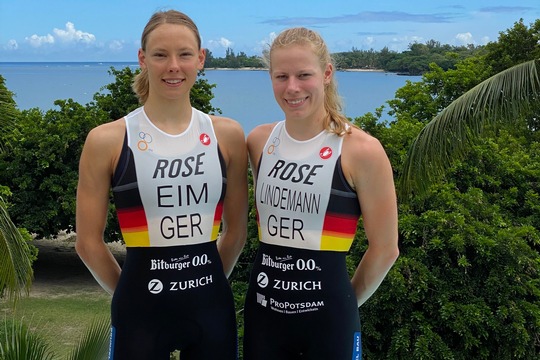 Nina Eim und Laura Lindemann von der Deutschen Triathlon Nationalmannschaft mit den Trikots der Saison 2020