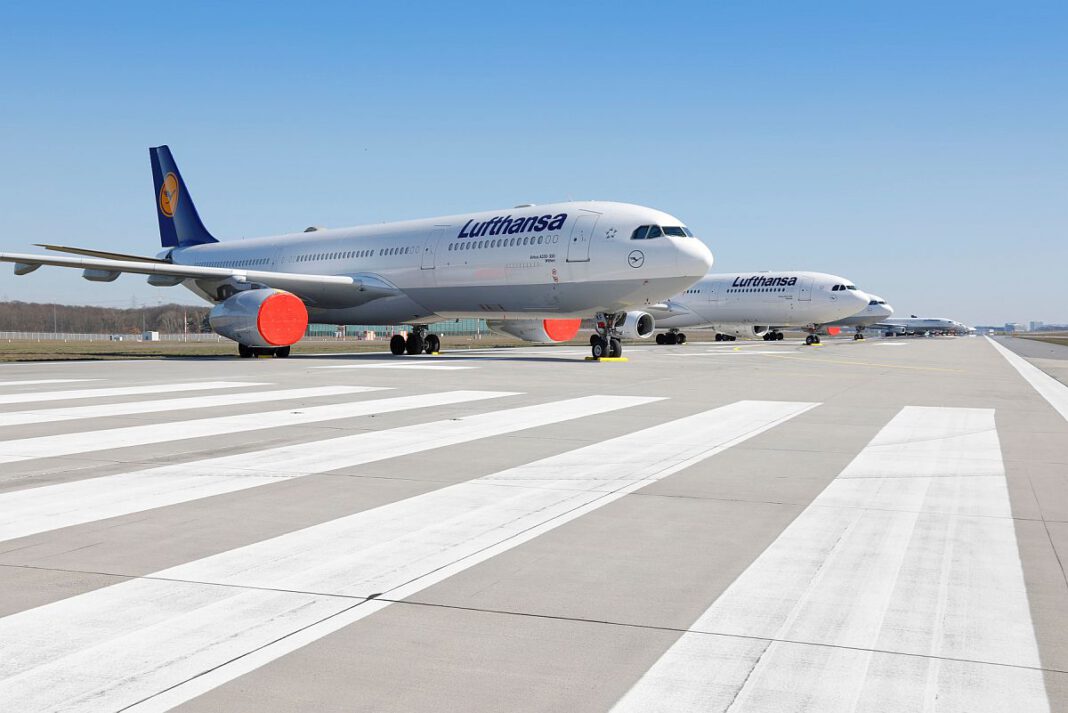Geparkte Flugzeuge auf der vorübergehend außer Betrieb genommenen Landebahn Nordwest am Flughafen Frankfurt