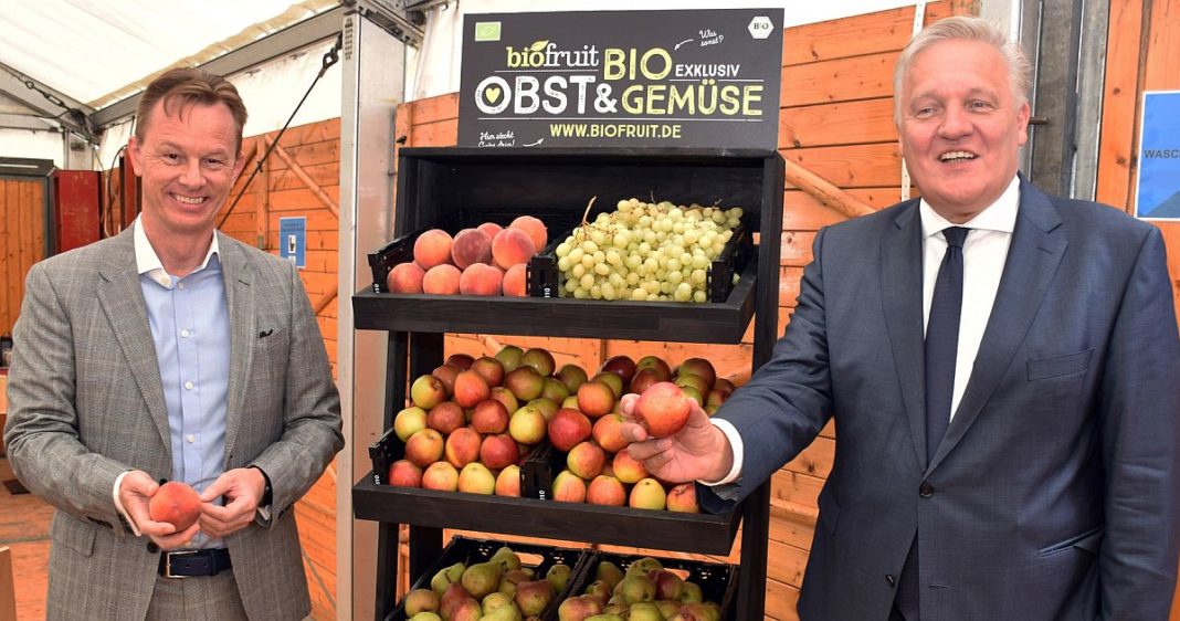Biofruit-Geschäftsführer Dirk Salentin (links) und der Landrat des Kreises Düren Wolfgang Spelthahn (rechts) werben für gesundes Essen, mehr Nachhaltigkeit und die Region