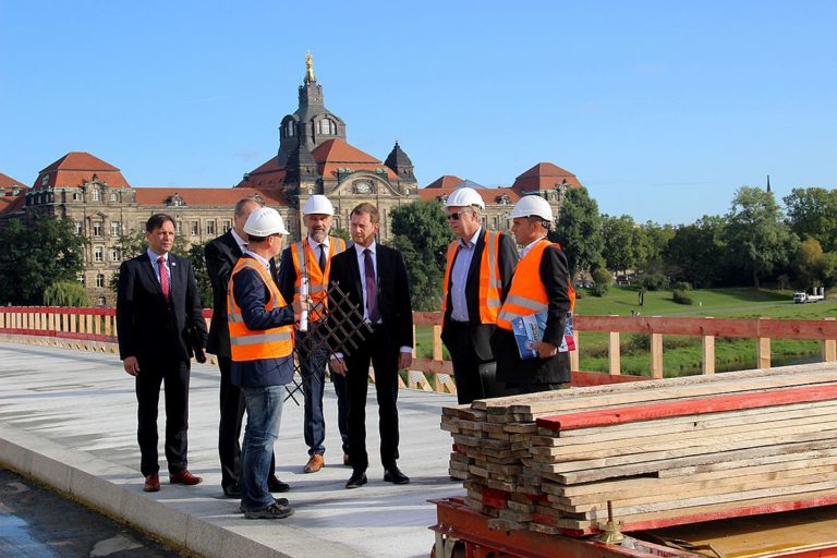 Hentschke Bau bekommt prominenten Baustellen-Besuch: Ministerpräsident Michael Kretschmer informiert sich über den Baufortschritt auf der Carolabrücke