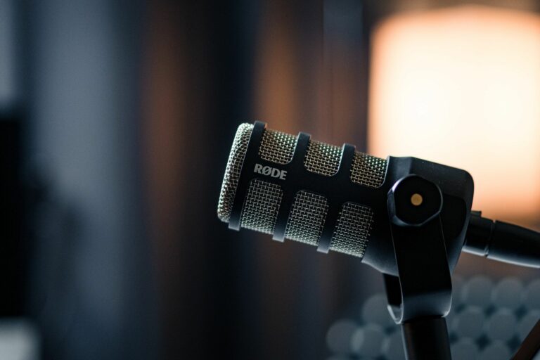 „Mehr Rock auf der Bühne“ – Der Podcast für mehr Frauen auf beruflichen Bühnen und für mehr weibliche Redekunst