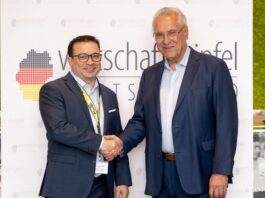 Veranstalter Marcel Riwalsky (links) begrüßt Innenminister Joachim Herrmann beim Wirtschaftsgipfel Deutschland