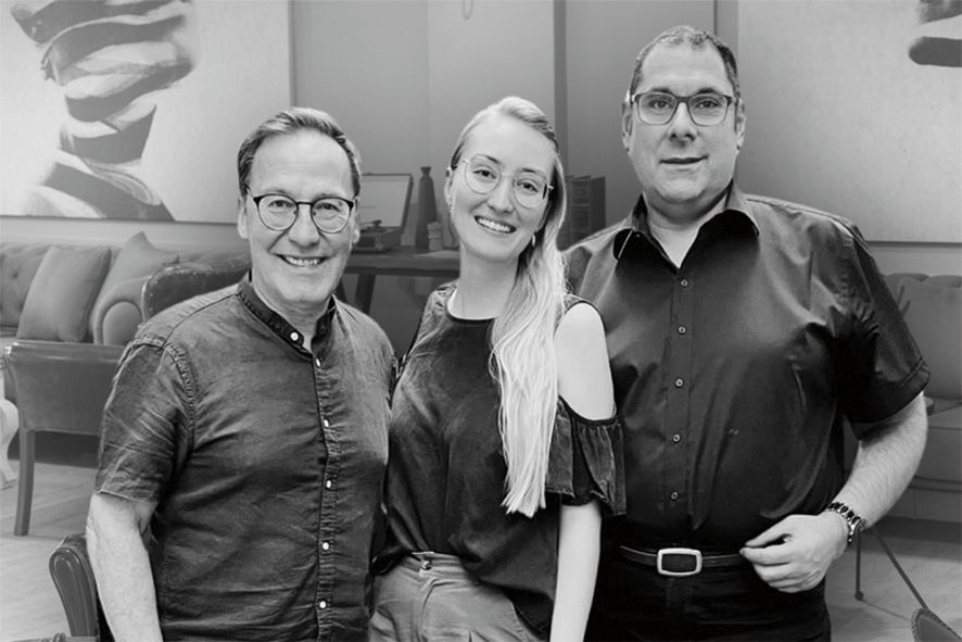 Gerald Wood (links) und Lydia Ziegler engagieren Falk S. Al-Omary (rechts) für die Unternehmenskommunikation der Authentic Consult GmbH